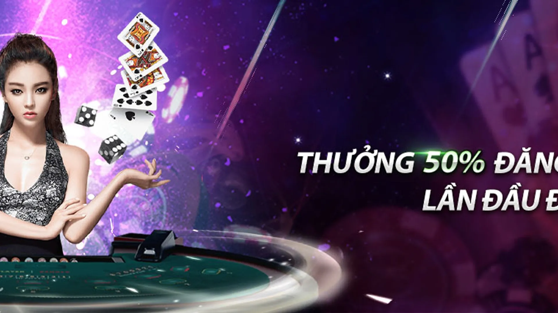 Hình ảnh người chơi good88 đang phân tích chiến lược trên máy tính xách tay với biểu tượng chip poker và quân bài.
