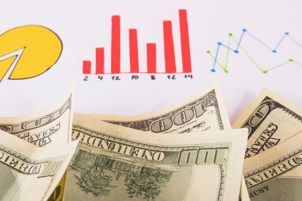 Hình ảnh một nhóm các nhà phân tích đang xem xét dữ liệu trên nhiều màn hình, thể hiện sự chuyên nghiệp và phương pháp dựa trên dữ liệu của good88